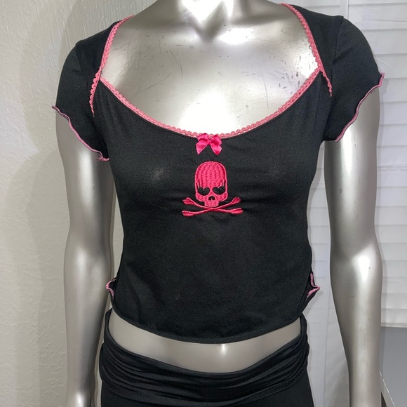 ROMWE Tops - ROMWE Black Crop Top with Pink Logo Tag